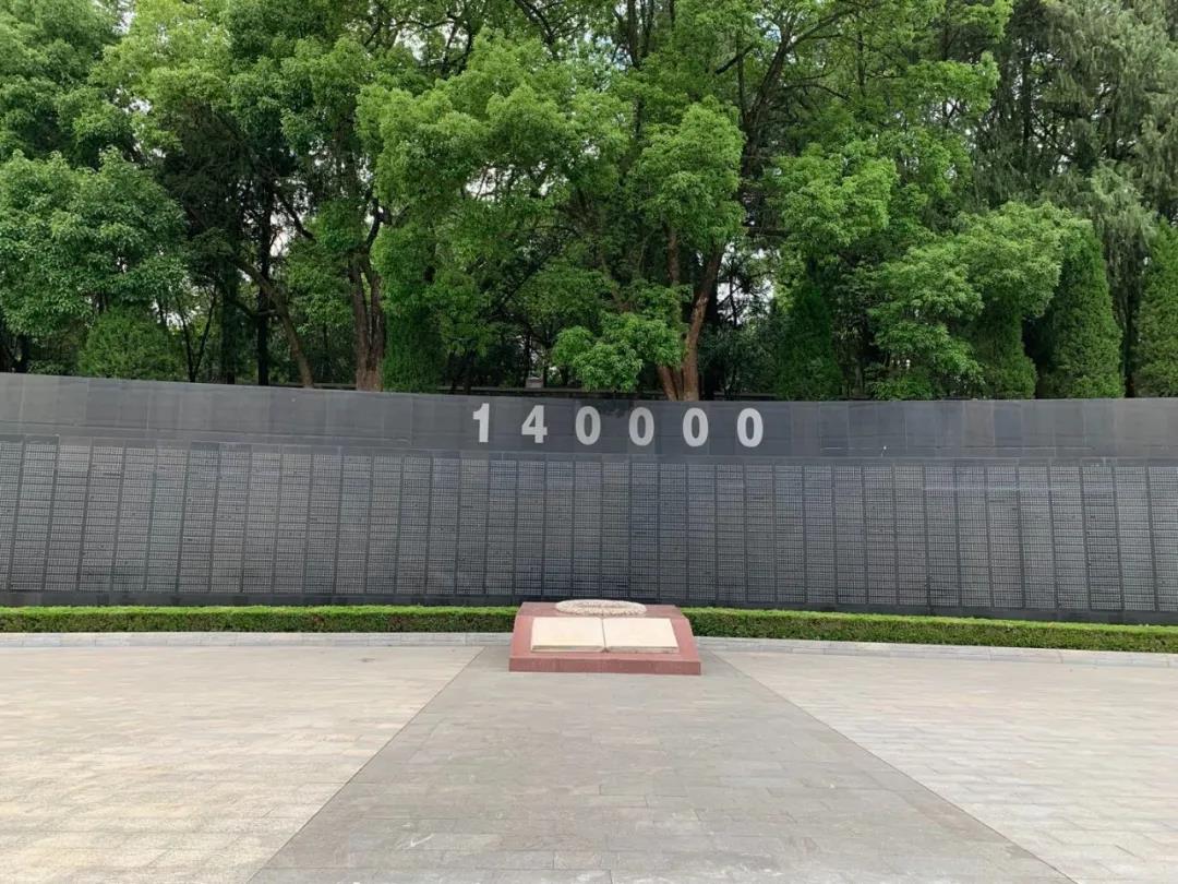 纪念墙上的数字 140000